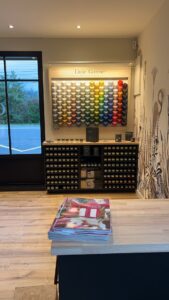 Showroom Axirénov présentant une palette de couleurs Little Greene et des échantillons pour des choix de peinture personnalisés.