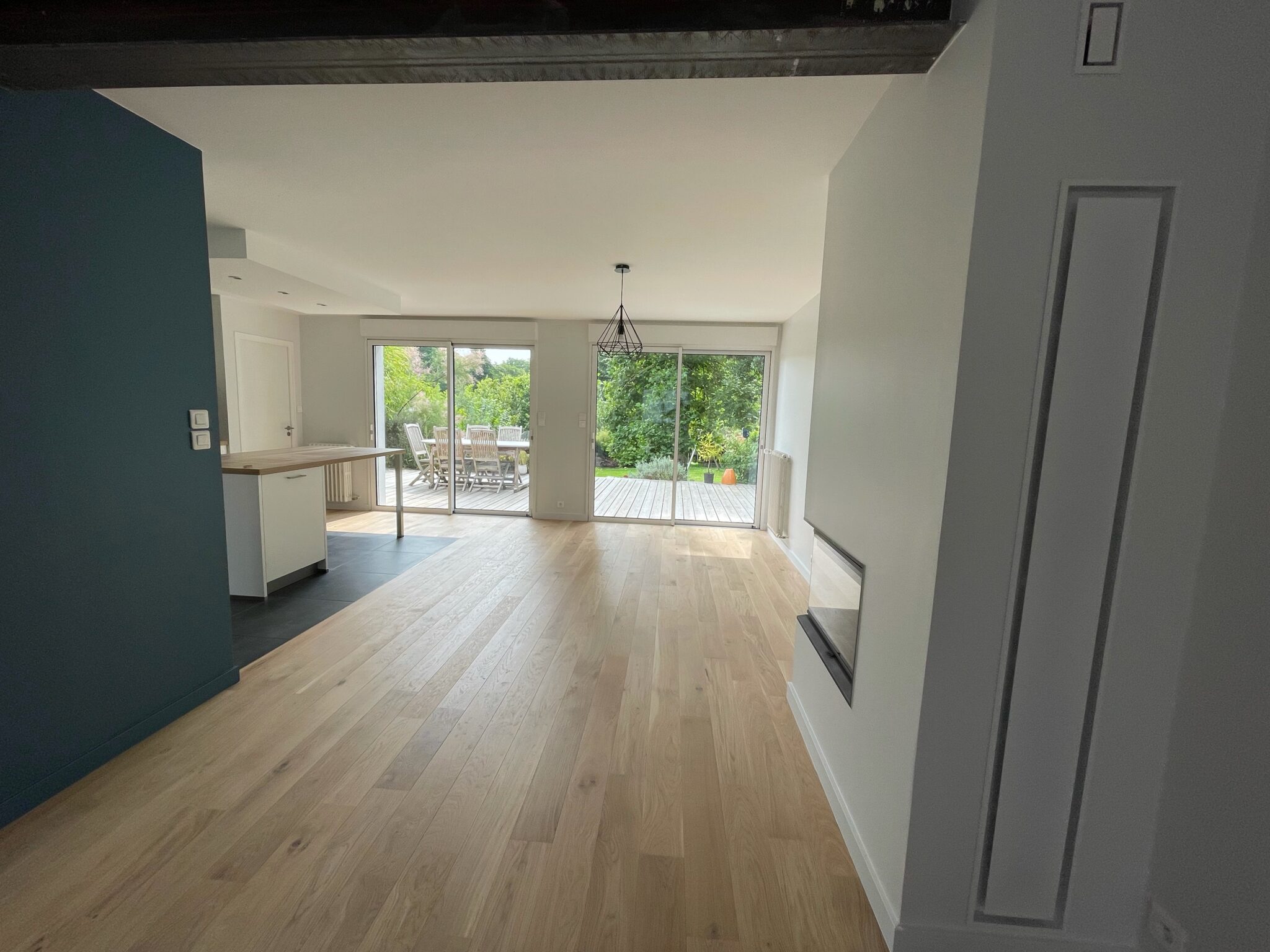 Pose de parquet massif pour une pièce de vie à Orvault par Axirénov
