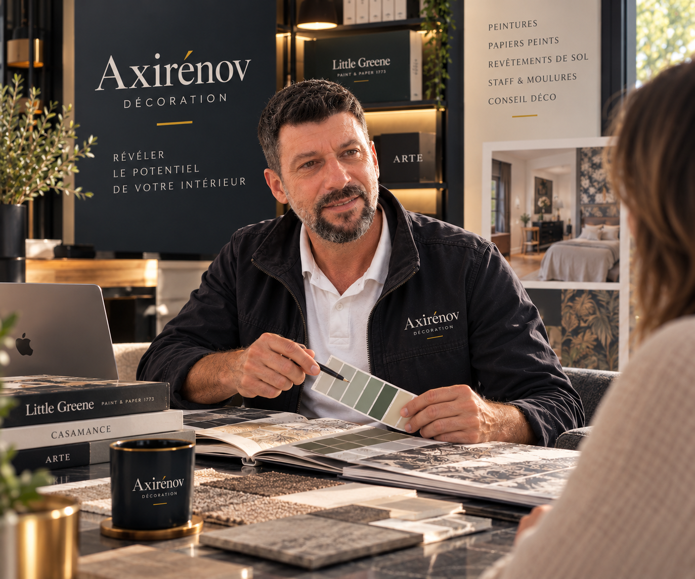 Benoît Petit, dirigeant d’Axirénov, accompagne une cliente dans le choix des couleurs et matières pour son intérieur