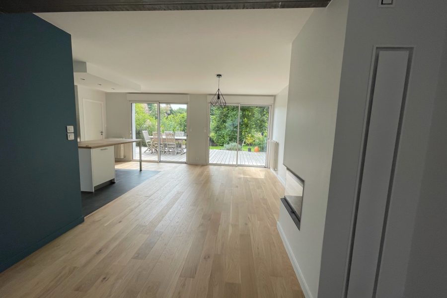 Pose de parquet massif pour une pièce de vie à Orvault par Axirénov